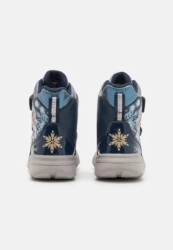 Geox Disney Frozen Elsa Sveggen GirlStivali Da Neve Navy/Platinum Bambini Stivali GE113K02E-K11 -Geox Offerte Negozio 77eecba327544e2e9e8a6c5645a937c2