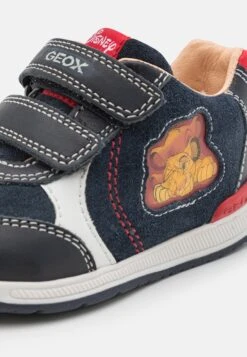 Geox Disney Classic Lion King Simba Rishon UnisexSneakers BasseDark Navy/Red Bambini Sneakers GE116D023-K11 -Geox Offerte Negozio a9d3d35fe718448a901a7070a9bcb09d